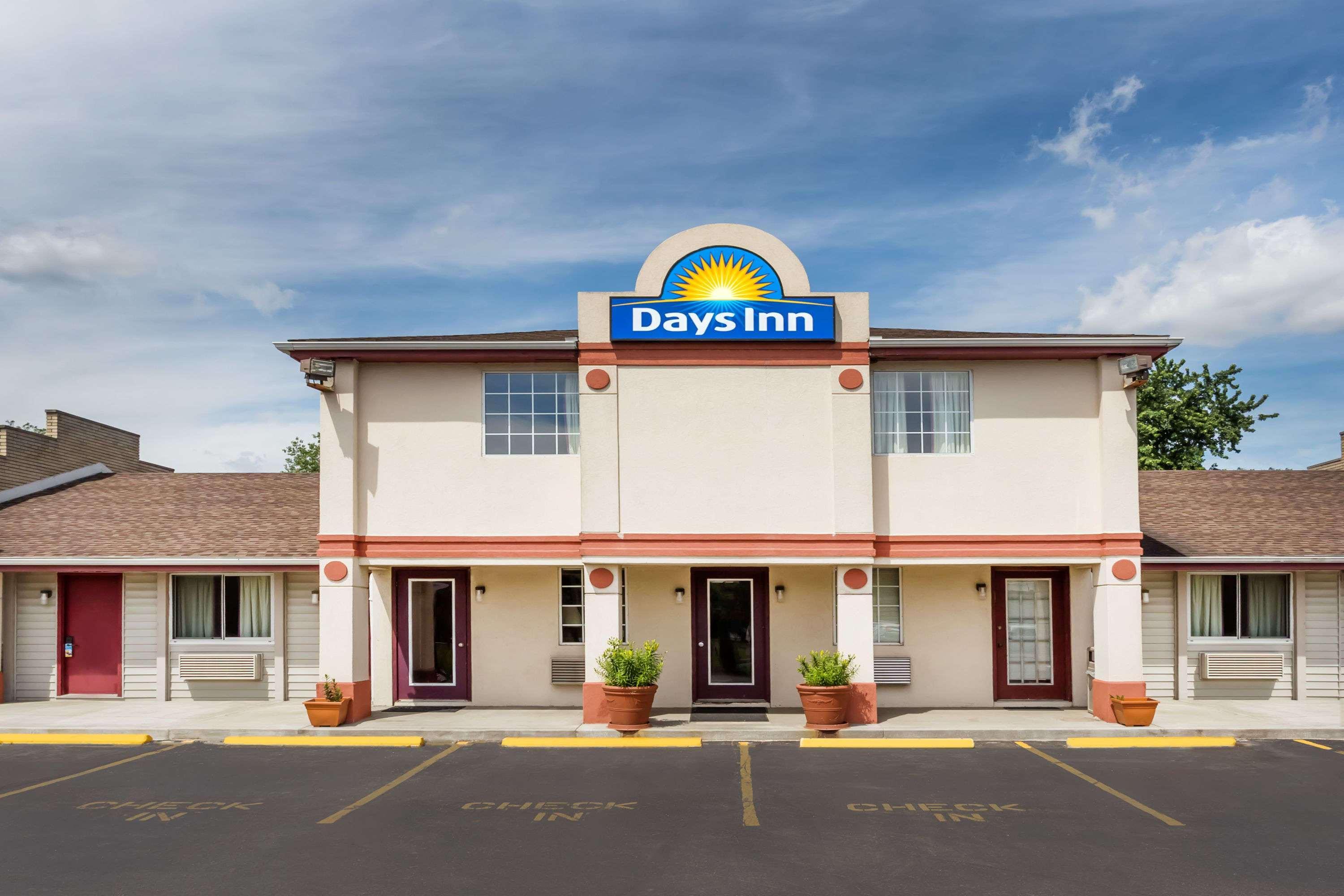 Days Inn By Wyndham Плимут Экстерьер фото